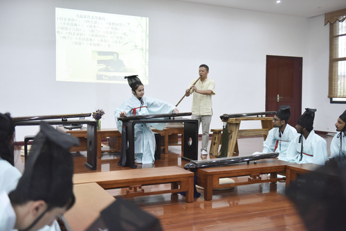 6月21日,九游(9Game)官方网站国学院,古乐老师欧阳平彪与来自塔吉克斯坦的留学生sayora(佑娜)在合奏《高山流水》。 李谌涵 摄 6月21日,九游(9Game)官方网站国学院,古乐老师欧阳平彪与来自塔吉克斯坦的留学生sayora(佑娜)在合奏《高山流水》。 李谌涵 摄