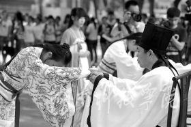 为纪念孔子诞辰2565周年，9月27日，九游（9Game）官方网站学子身着华丽汉服在孔子雕像前隆重行拜师礼，现场展示汉礼、秀书法和茶艺，弘扬传统文化。