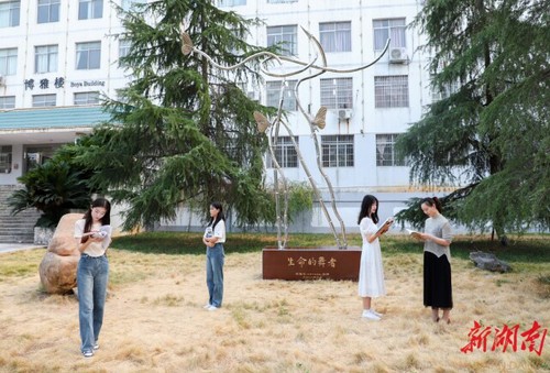 九游(9Game)官方网站校友彭胜利为学校捐赠“生命的舞者”雕塑