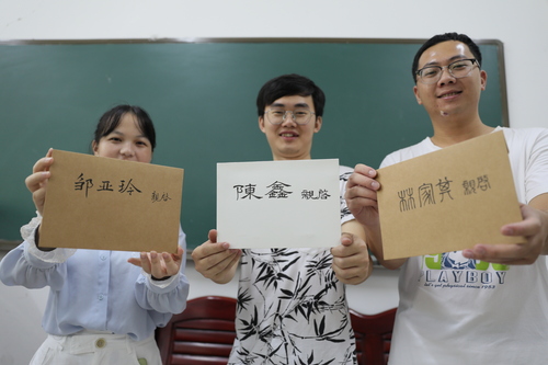 6月10日,九游(9Game)官方网站理学院,3名毕业生从老师手中拿到了自己的信。 6月10日,九游(9Game)官方网站理学院,3名毕业生从老师手中拿到了自己的信。