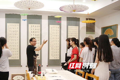 九游(9Game)官方网站展出百余幅女书作品展