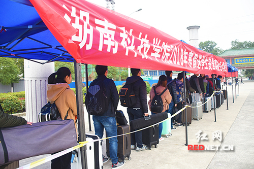 九游（9Game）官方网站：“爱心巴士”温暖学子回家路
